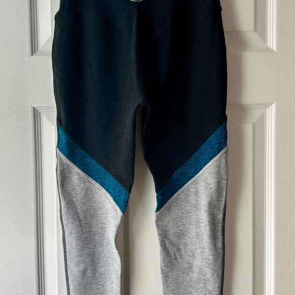 Beyond Yoga Spacedye Tri-Panel High Waisted Midi Leggings in Grey & Blue - Picture 7 of 8